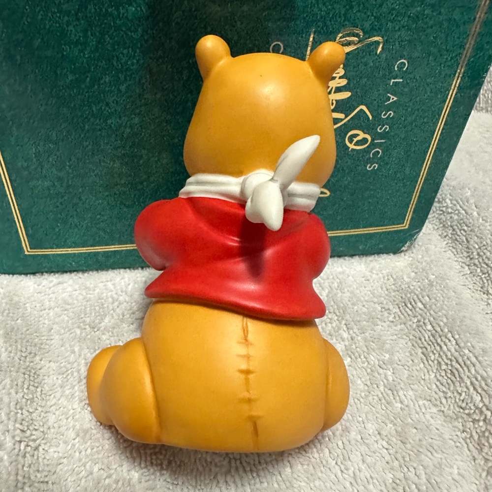 Disney Collectors Society: Winnie the Pooh—“Time for Something Sweet” figurine - Picture 11 of 13